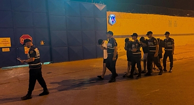 Polise kimlik göstermediler, karakolun camlarını kırdılar