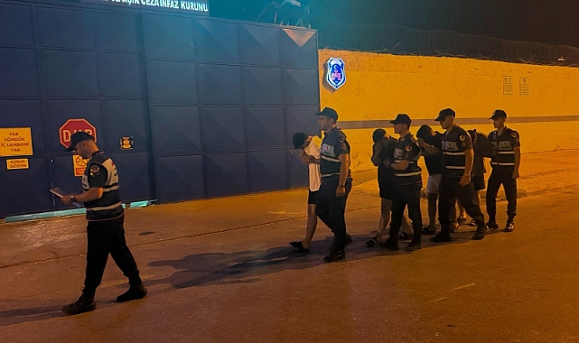 Polise kimlik göstermediler, karakolun camlarını kırdılar
